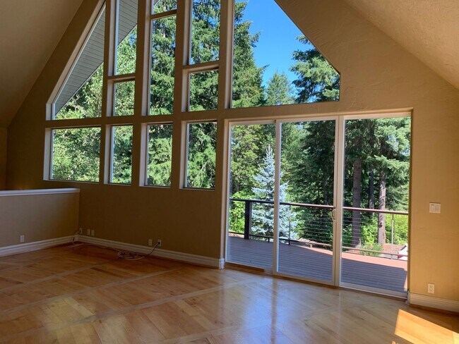 Building Photo - 5 bedroom 3 bathroom gorgeous house with v...