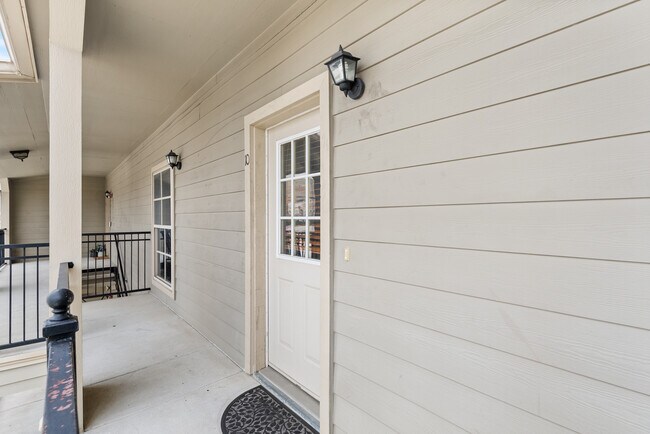 Building Photo - 2216 Chenevert St