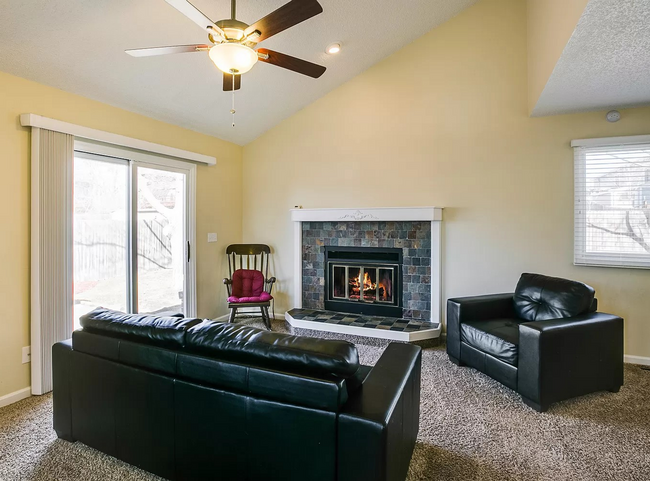 Building Photo - Stunning 3Bed 3Bath W/ Moutain views and u...
