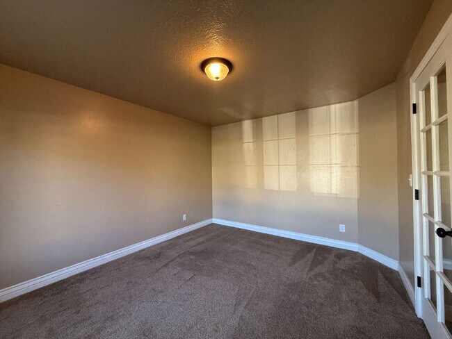 Building Photo - 824 Meadow Marsh Dr