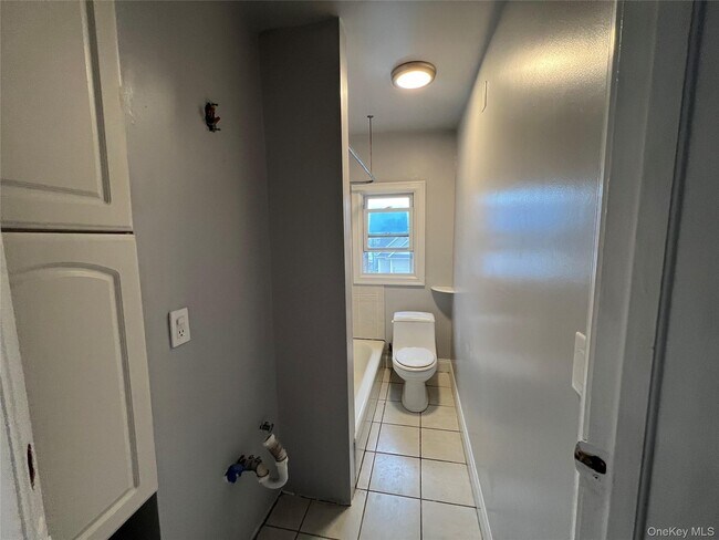 Building Photo - 400 Dyckman St