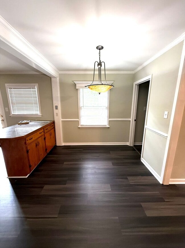 Building Photo - ** 3 Bed 1 Bath located in Hillwood Club o...