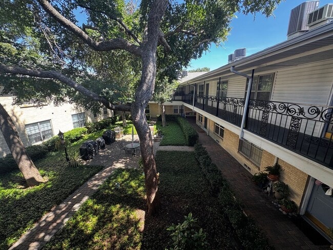 Building Photo - Cozy 2 bedroom 2 bath corner unit