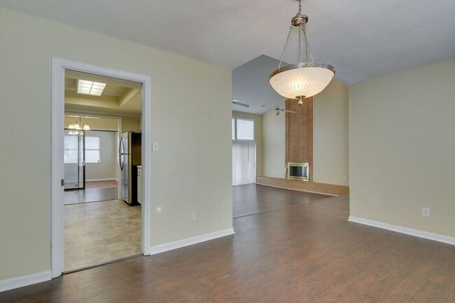 Building Photo - Spacious Three Bedroom in Goshen Lake