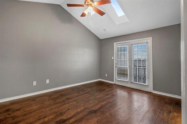 Building Photo - 808 Custer St
