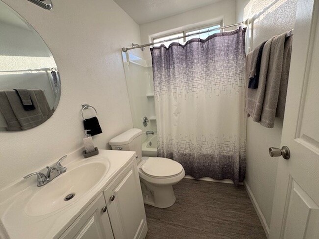 Building Photo - Pool Home with 3Bedrooms +Bonus Room Bullh...