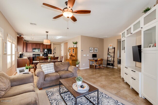 Building Photo - 1051 S Pheasant Dr