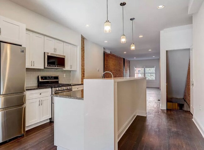 Building Photo - Bright 3-Bed, 2.5-Bath Gem Next to Patters...