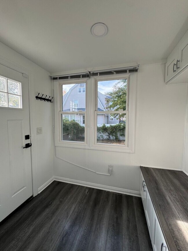 Building Photo - For Rent: Stylish 3-Bedroom Home in Hacken...