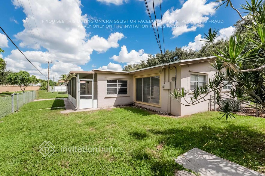 Building Photo - 206 S 57th Way