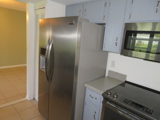 Building Photo - 839 Rosemere Cir