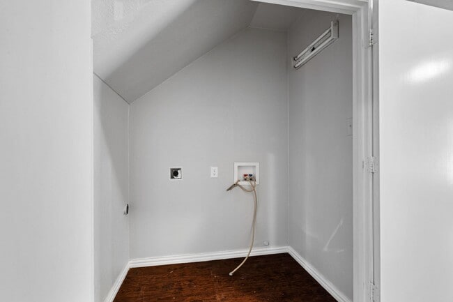 Building Photo - Jewel St- Duplex