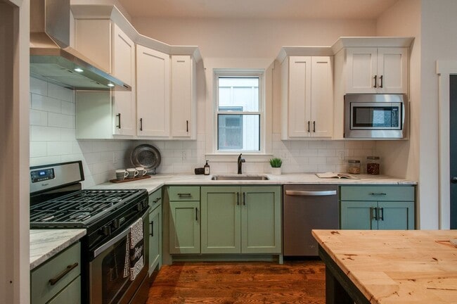 Building Photo - Amazing Location - 3 Bed, 2.5 Bath w/ Vaulted Ceilings and Covered Deck