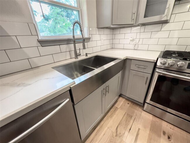 Building Photo - 5923 Dawnridge Dr