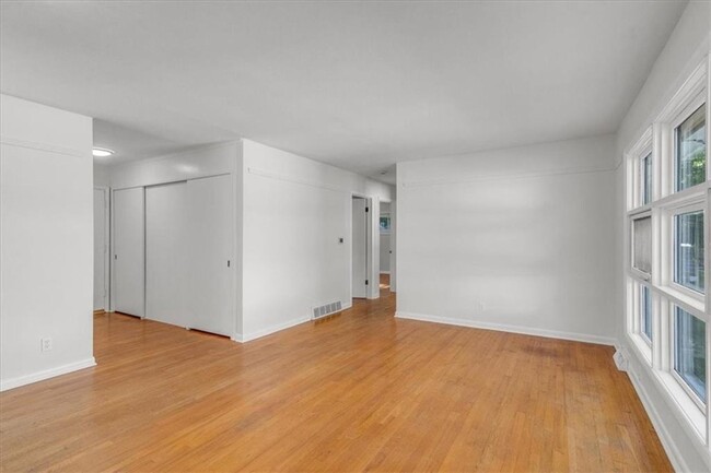 Building Photo - Newly Renovated spacious home with large 2...