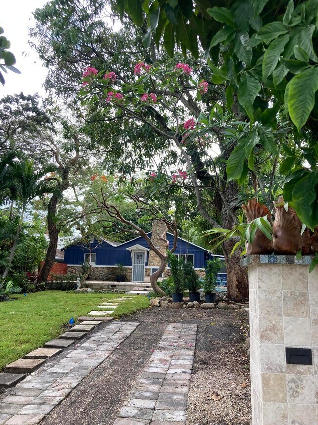 Building Photo - 824 35th St