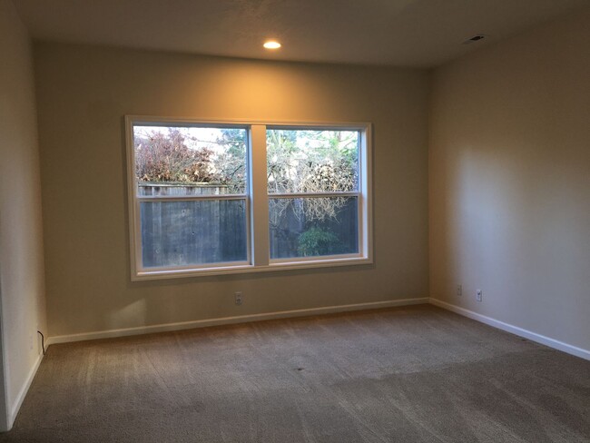 Building Photo - Spacious 3 bedroom 2 bath home in desirabl...