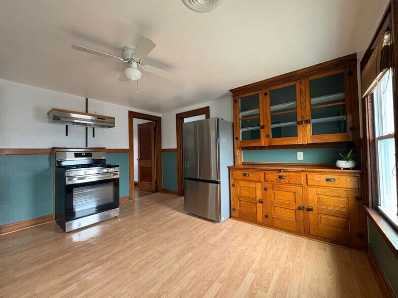 Building Photo - 366 Penora St