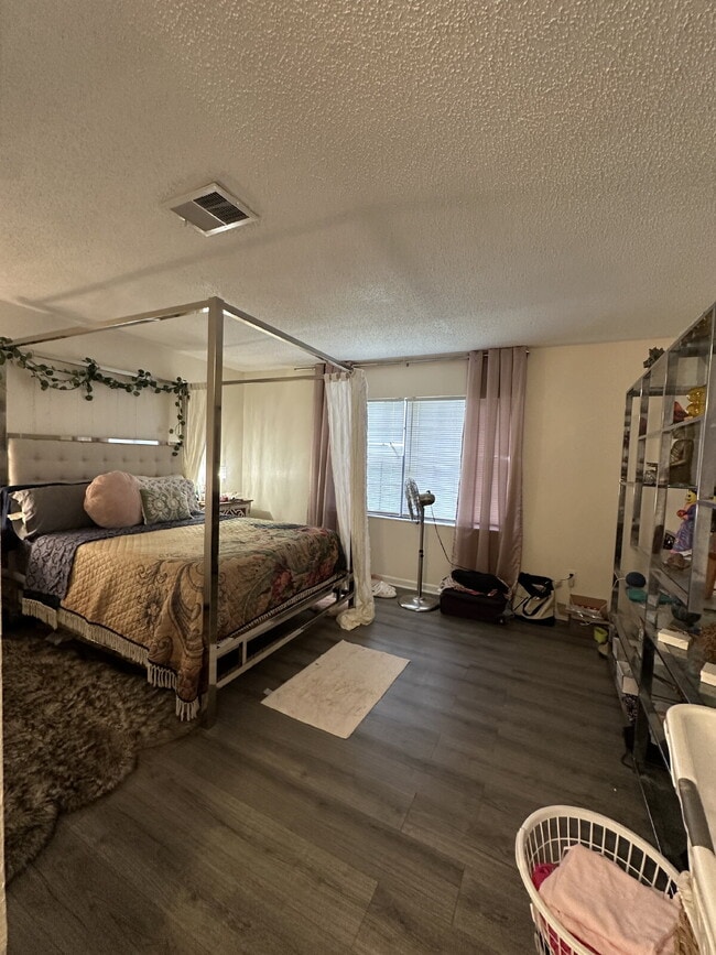 Building Photo - 3 bedroom, 2 bathroom home in Palm Bay wit...