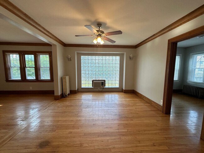 Building Photo - Gigantic 5 bedroom home on the NW side of ...