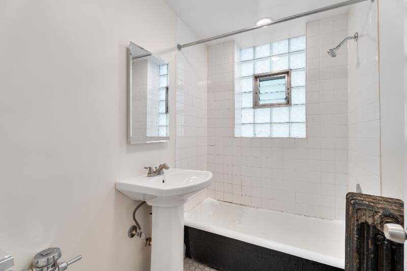 Building Photo - 1440 W Howard St