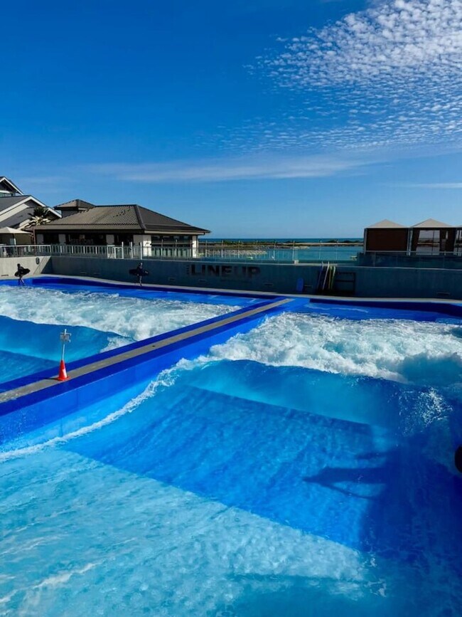 Building Photo - Bright 4-Bedroom Pet-Friendly Golf-Course ...