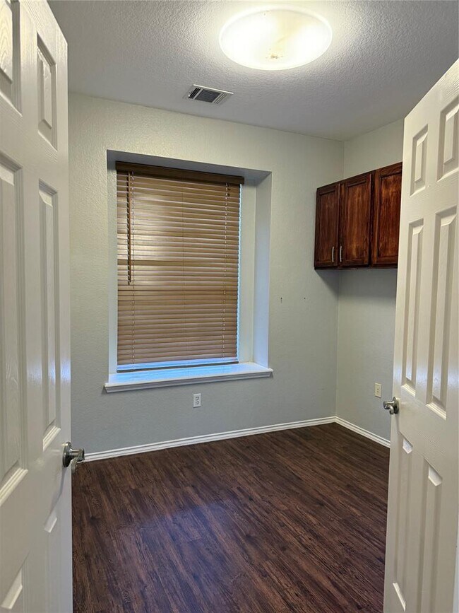 Building Photo - 4465 Mather