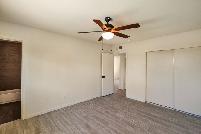 Building Photo - Huge Yard backing the 60.  5 Bed 3 Bath house at ASU