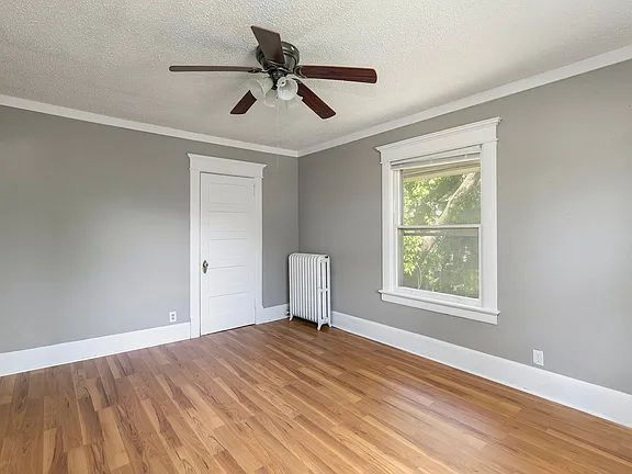 Building Photo - "Charming 2-Bedroom Gem with Ample Space on Cottage Grove Avenue!"