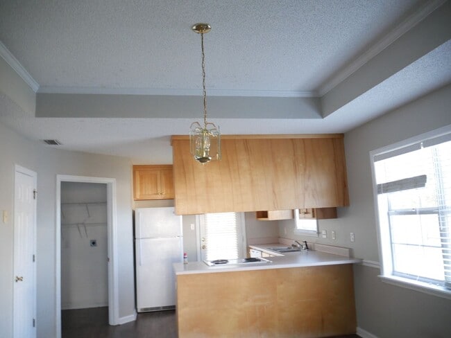 Building Photo - Three bedroom!