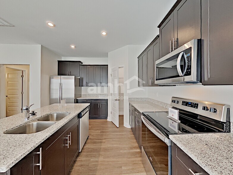 Building Photo - 5325 Tupelo St