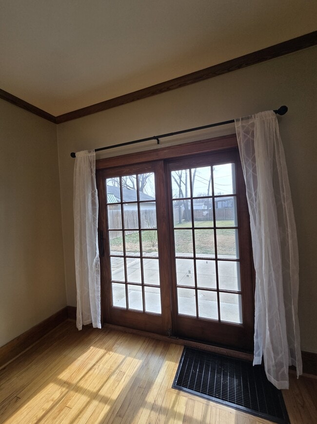 Building Photo - 1321 W Univ Ave