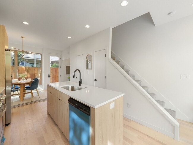 Building Photo - Stunning Townhome-Style Unit with Washer/D...