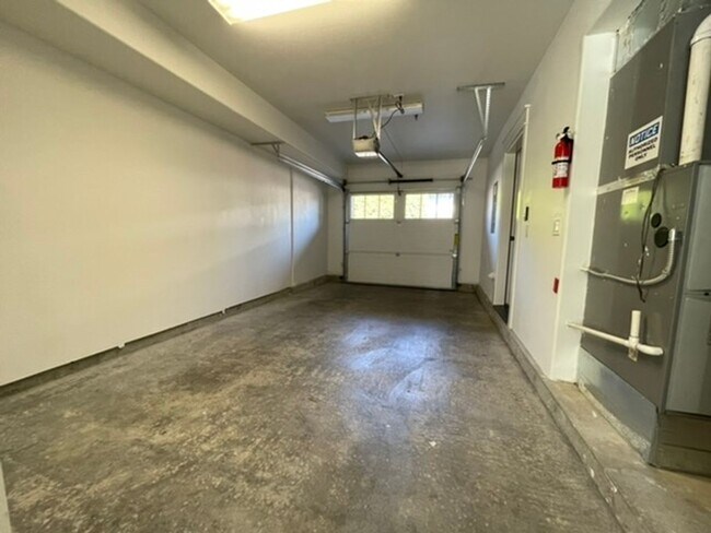 Building Photo - Happy Valley Townhome! 2Bed + Den/Office w/ 2.5 Bath ~ Garage, Washer/Dryer ~ Convenient to PDX A...