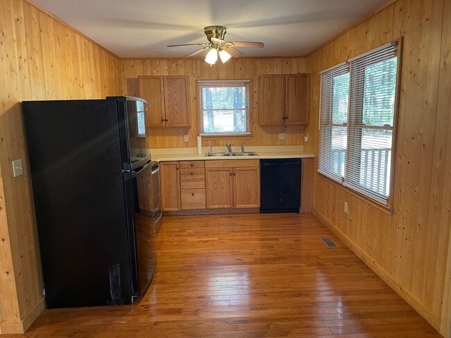 Building Photo - Charming Cabin
