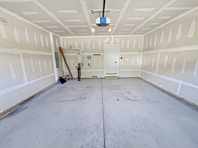 Building Photo - Stylish Living with Gas Cooking, Screened ...