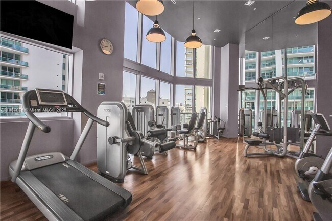 Building Photo - 1300 Brickell Bay Dr