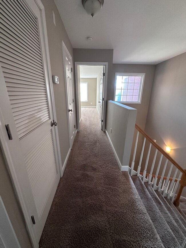 Building Photo - Eagle Landing - End Unit