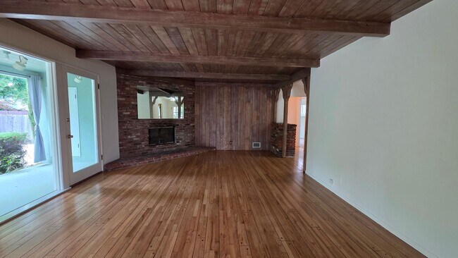 Building Photo - Sherman Oaks 3+2 w/appliances, wood floors...