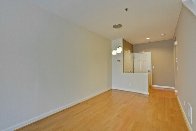 Building Photo - Downtown Mountain View l Stylish Home
