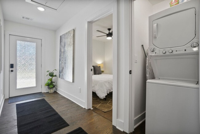 Building Photo - 975 Shadowridge Dr SE