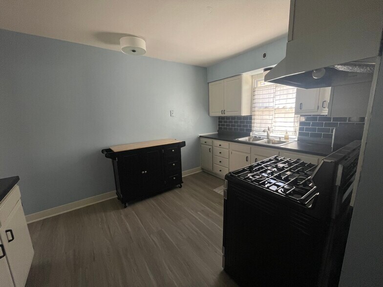 Kitchen - 261 Robie St W