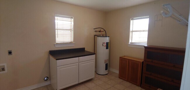 Building Photo - 8525 Sunflower Ln