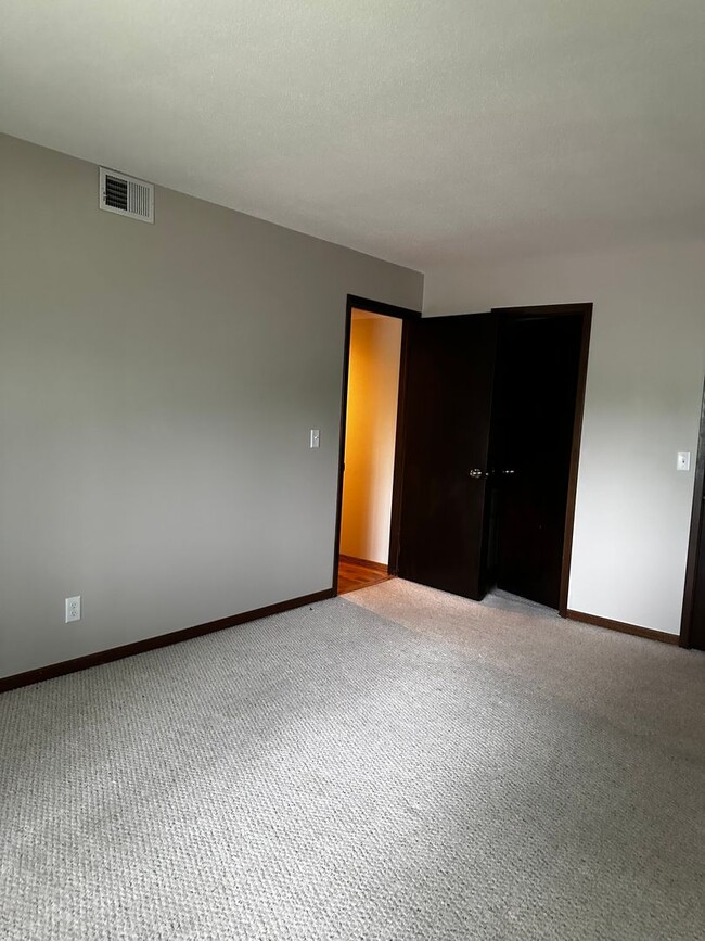 Building Photo - West Des Moines Condo for Rent