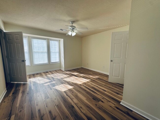 Building Photo - 1ST MONTH RENT HALF OFF