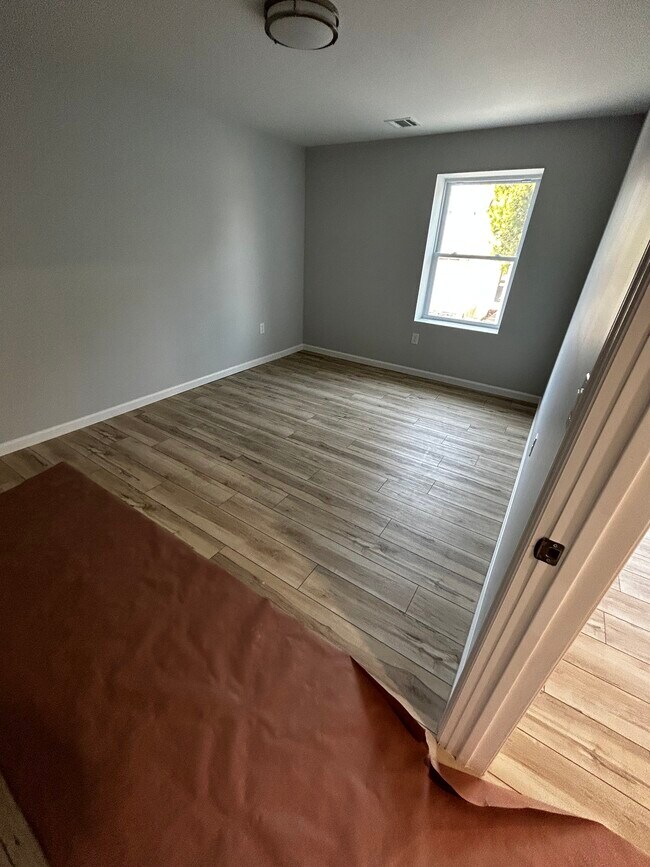 Building Photo - 948 Paterson Ave