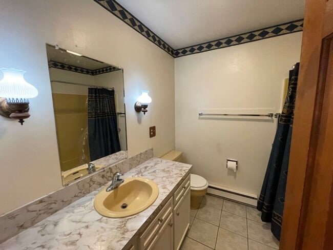 Building Photo - 735 E King St