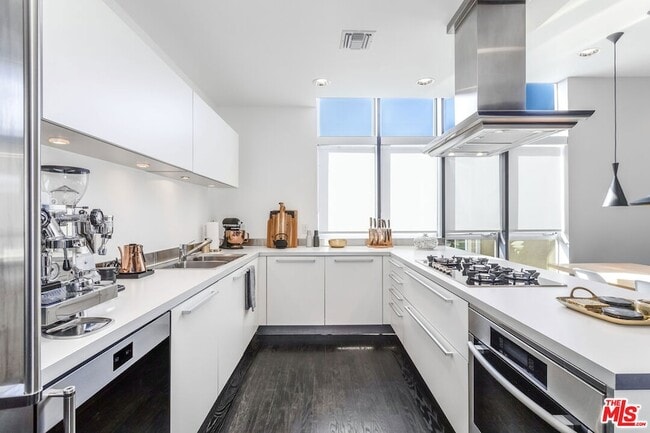 Building Photo - 825 Kings Rd