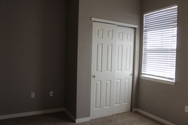 Building Photo - Stonegate Townhouse w/ 3 br/3 1/2 baths!!