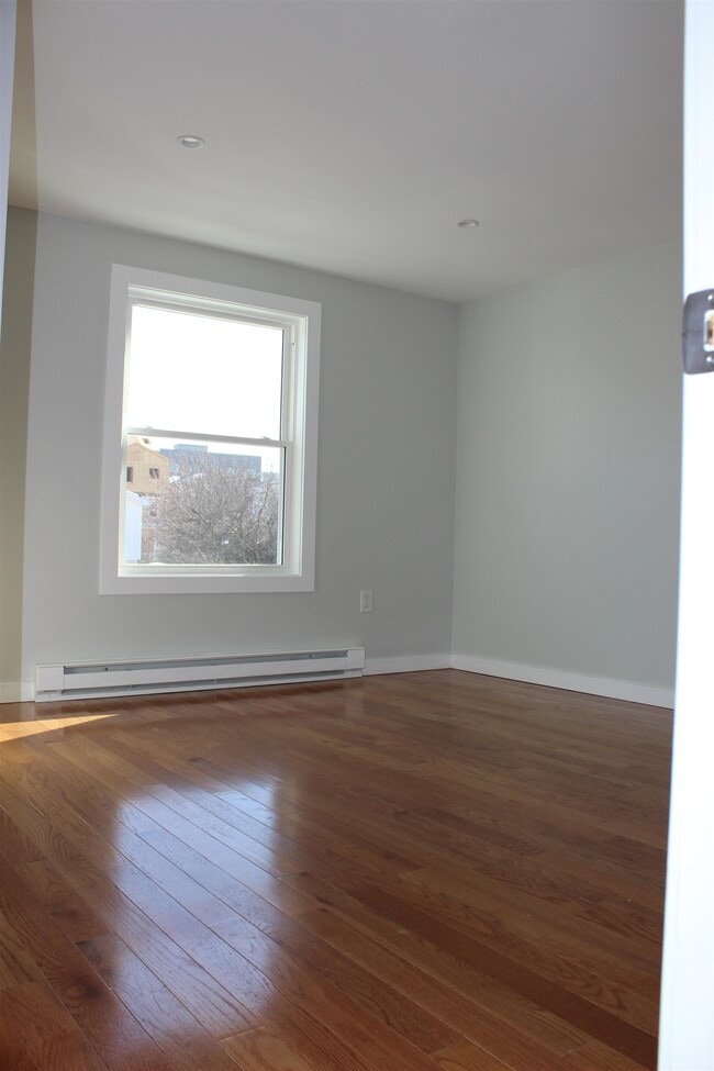 Building Photo - 390 Pacific Ave